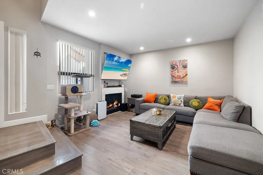 1340 Glenwood, Glendale, California 91201 home-pic-2